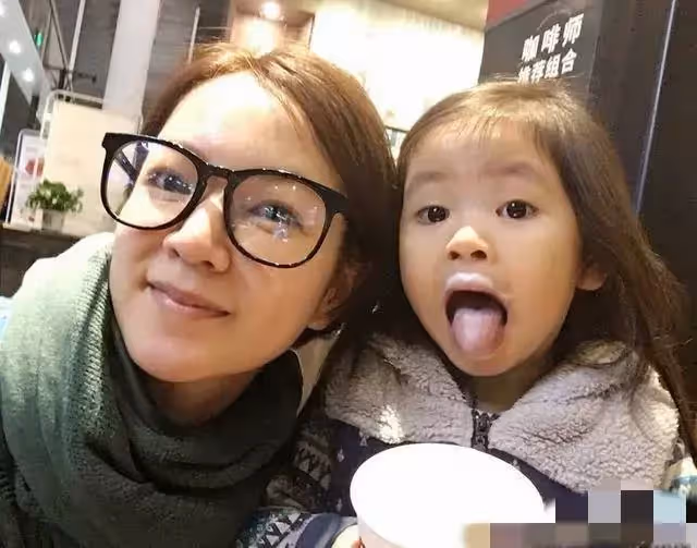 阿雅全家出遊近照,活佛老公低調送老婆千萬豪宅,女兒漂亮成家寶!