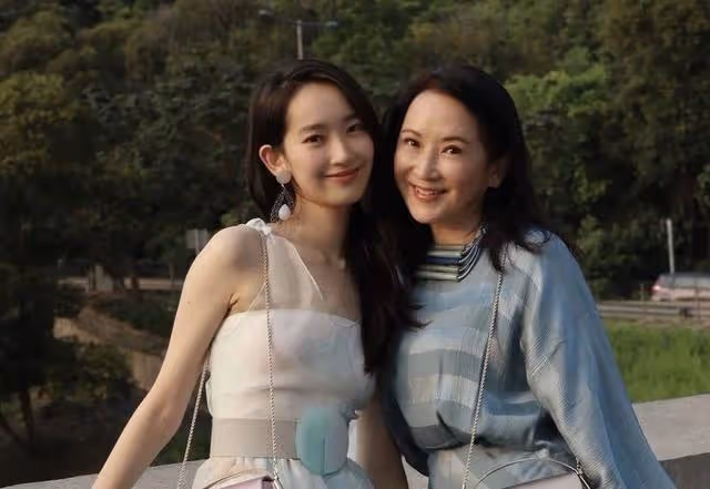 突發!最美星二代被傳墜樓身亡,經紀人否認:別拿這種事開玩笑
