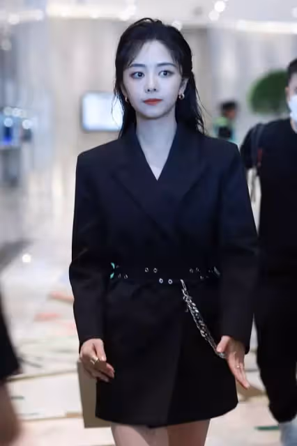 譚松韻雖然長了張「肉肉臉」,但穿上西裝卻也不含糊,太颯爽了!