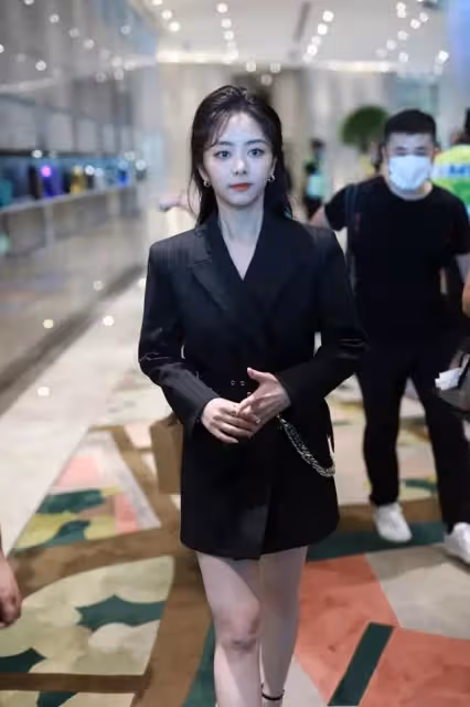 譚松韻雖然長了張「肉肉臉」,但穿上西裝卻也不含糊,太颯爽了!