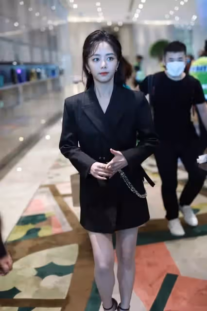 譚松韻雖然長了張「肉肉臉」,但穿上西裝卻也不含糊,太颯爽了!