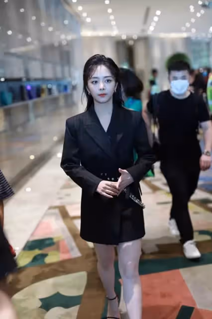 譚松韻雖然長了張「肉肉臉」,但穿上西裝卻也不含糊,太颯爽了!