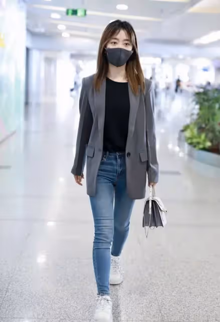 譚松韻雖然長了張「肉肉臉」,但穿上西裝卻也不含糊,太颯爽了!