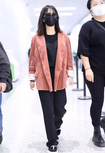 譚松韻雖然長了張「肉肉臉」,但穿上西裝卻也不含糊,太颯爽了!
