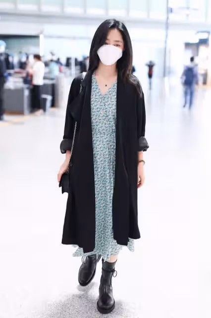 譚松韻雖然長了張「肉肉臉」,但穿上西裝卻也不含糊,太颯爽了!