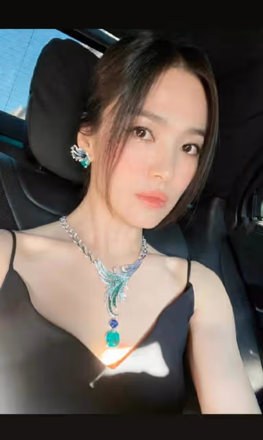 宋慧喬出席晚宴，黑色禮服現身，女王范十足！