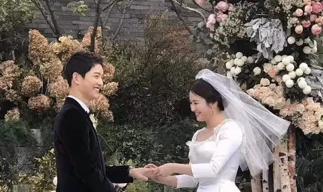 宋慧喬出席晚宴，黑色禮服現身，女王范十足！