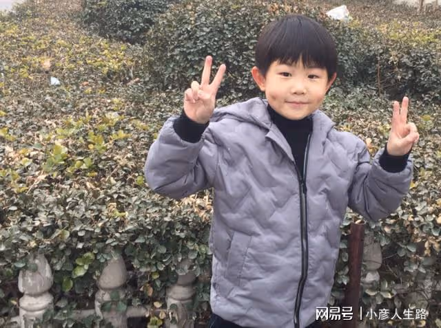 童星張峻豪：3歲出名，5歲上春晚，如今他咋樣了？