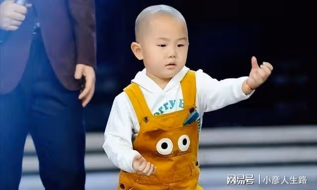 童星張峻豪：3歲出名，5歲上春晚，如今他咋樣了？
