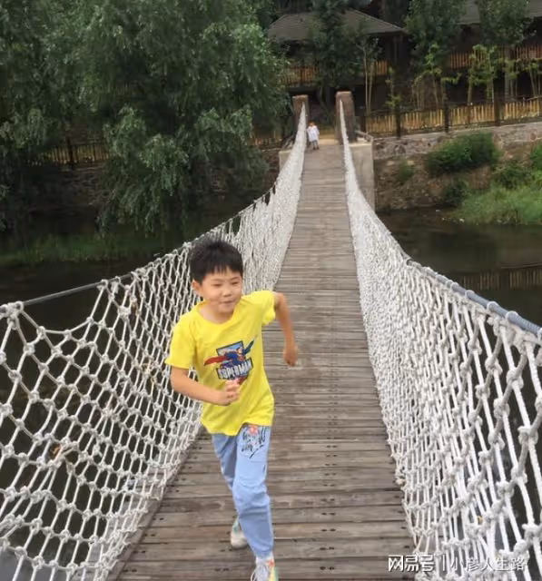 童星張峻豪：3歲出名，5歲上春晚，如今他咋樣了？