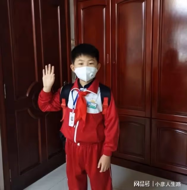 童星張峻豪：3歲出名，5歲上春晚，如今他咋樣了？