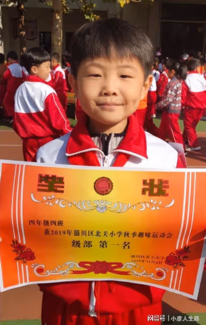 童星張峻豪：3歲出名，5歲上春晚，如今他咋樣了？