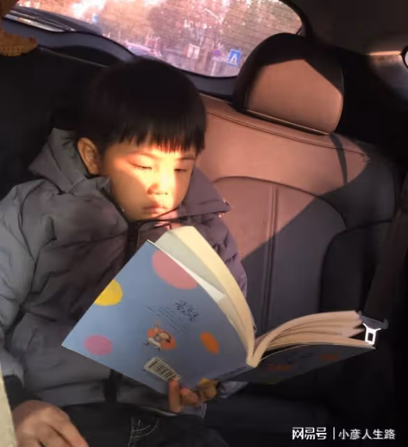 童星張峻豪：3歲出名，5歲上春晚，如今他咋樣了？