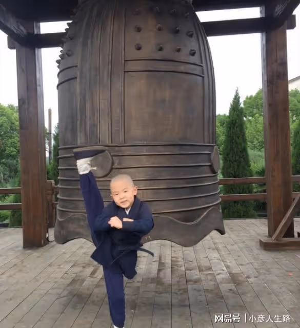 童星張峻豪：3歲出名，5歲上春晚，如今他咋樣了？