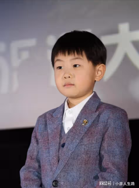 童星張峻豪：3歲出名，5歲上春晚，如今他咋樣了？