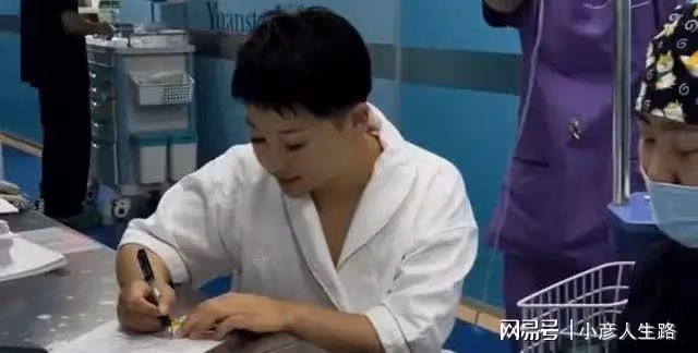 楊樹林老婆胖丫抽脂減肥,雙腿腫脹包裹滲血紗布