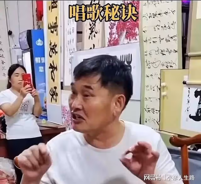 大衣哥渭南商演叫停後,在家當音樂老師做學問,無償傳授演唱竅門