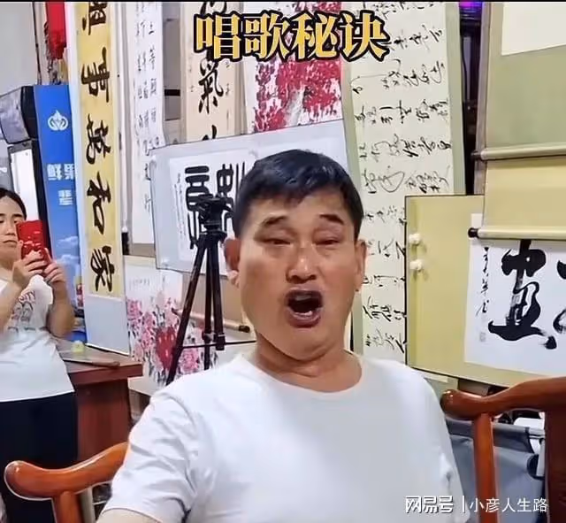 大衣哥渭南商演叫停後，在家當音樂老師做學問，無償傳授演唱竅門
