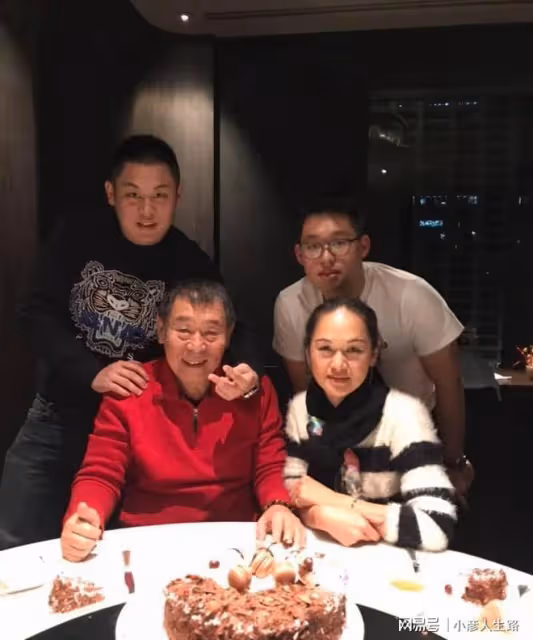 61歲的葉倩文，與林子祥結婚25年，未生一兒半女，婚姻依舊幸福