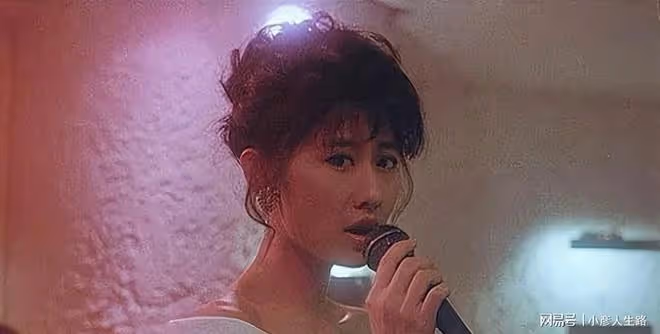 61歲的葉倩文,與林子祥結婚25年,未生一兒半女,婚姻依舊幸福