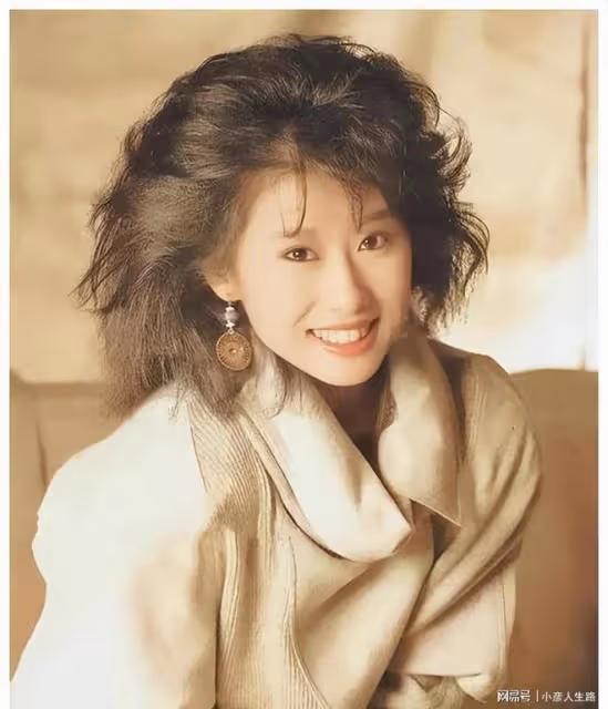 61歲的葉倩文,與林子祥結婚25年,未生一兒半女,婚姻依舊幸福