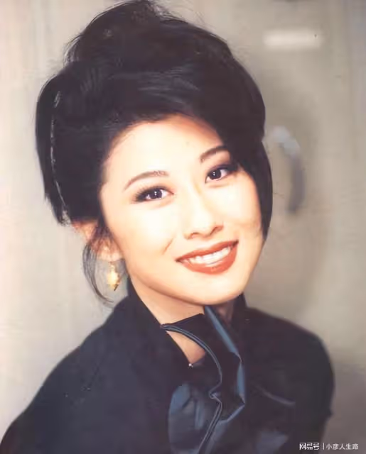 61歲的葉倩文,與林子祥結婚25年,未生一兒半女,婚姻依舊幸福