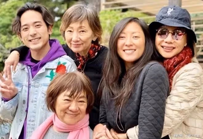 61歲的葉倩文,與林子祥結婚25年,未生一兒半女,婚姻依舊幸福
