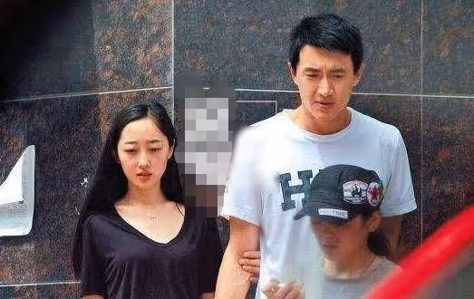 新戀情曝光?曝林更新深夜與長發美女聚餐,飯後派車送對方回酒店