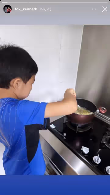 霍啟剛兒女為父親做飯,兒子穿60元國貨,媽媽不在家連吃兩頓土豆