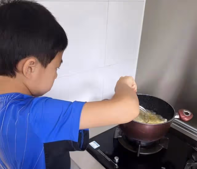 霍啟剛兒女為父親做飯,兒子穿60元國貨,媽媽不在家連吃兩頓土豆
