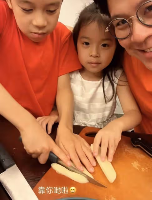 霍啟剛兒女為父親做飯，兒子穿60元國貨，媽媽不在家連吃兩頓土豆