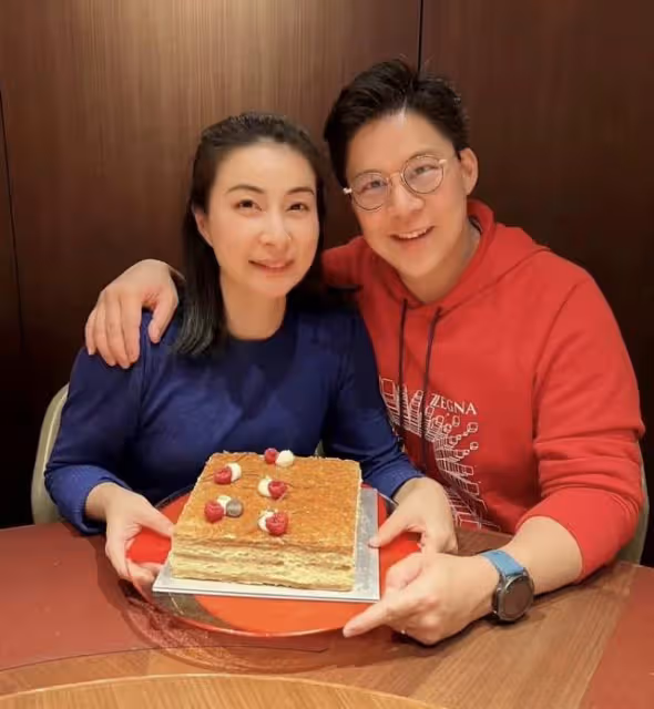 霍啟剛兒女為父親做飯，兒子穿60元國貨，媽媽不在家連吃兩頓土豆