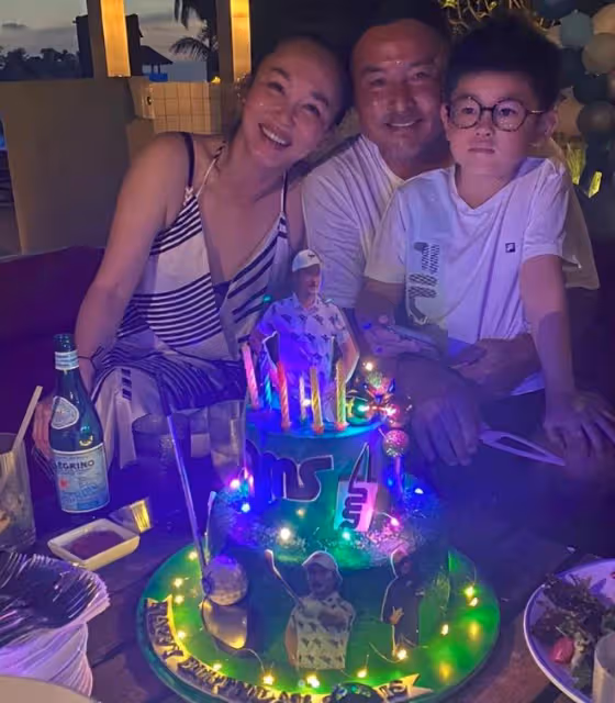 新加坡第一美范文芳為老公慶生!膚白貌美如少女,7歲兒子神似爸