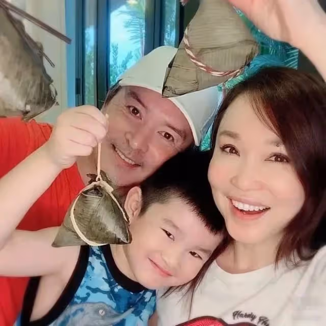 新加坡第一美范文芳為老公慶生!膚白貌美如少女,7歲兒子神似爸