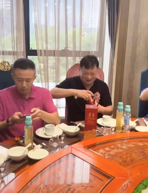 囚歌之王遲志強現身高檔聚會,喝茅台給晚輩斟酒,63歲精神氣十足
