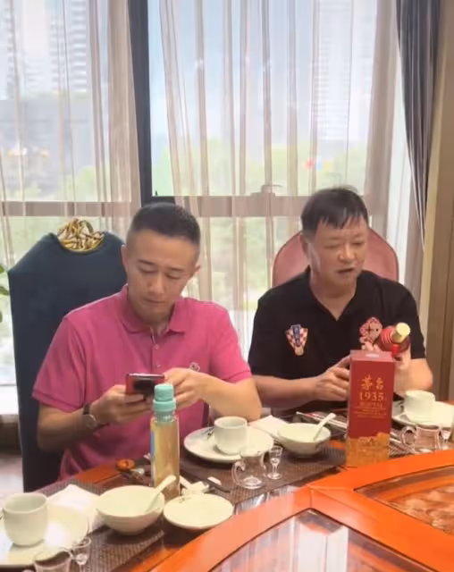 囚歌之王遲志強現身高檔聚會,喝茅台給晚輩斟酒,63歲精神氣十足