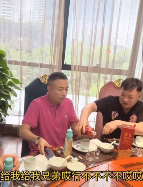 囚歌之王遲志強現身高檔聚會,喝茅台給晚輩斟酒,63歲精神氣十足