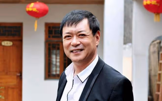 囚歌之王遲志強現身高檔聚會,喝茅台給晚輩斟酒,63歲精神氣十足