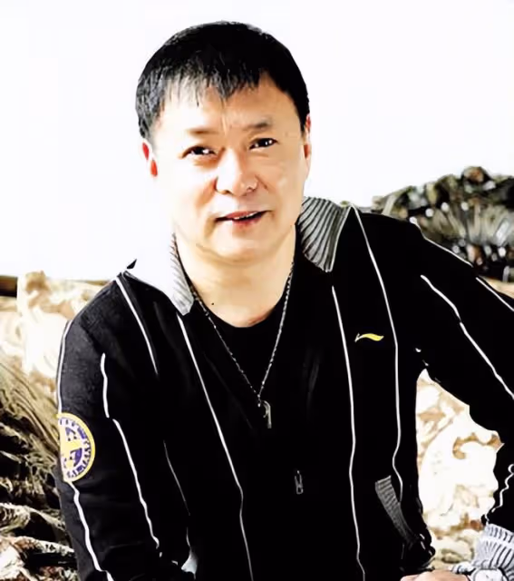 囚歌之王遲志強現身高檔聚會,喝茅台給晚輩斟酒,63歲精神氣十足
