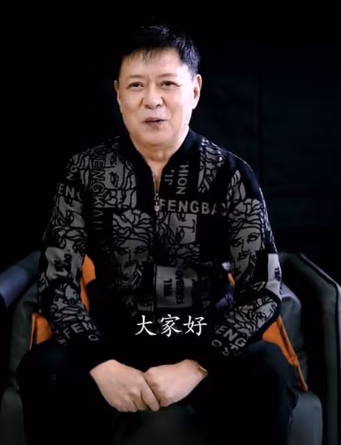 囚歌之王遲志強現身高檔聚會,喝茅台給晚輩斟酒,63歲精神氣十足