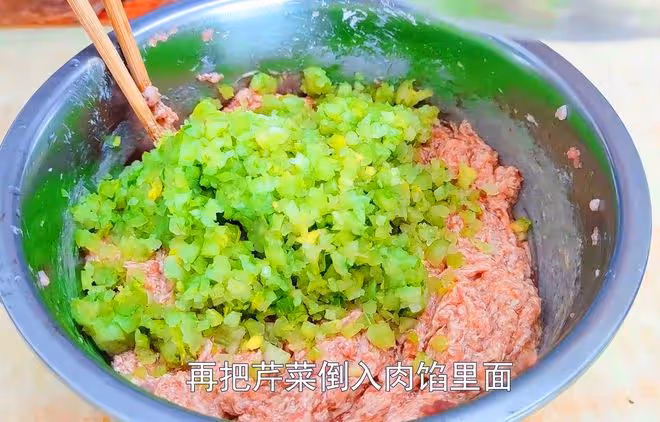 夏天包餃子，白菜，韭菜靠邊站，試試這兩種餡料，鮮香美味又解饞