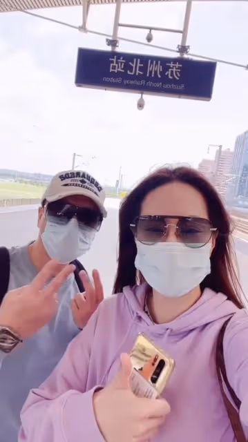 「宇宙最強」甄子丹攜妻坐高鐵　狂贊：中國最好的子彈列車！