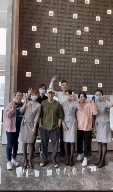「宇宙最強」甄子丹攜妻坐高鐵　狂贊：中國最好的子彈列車！