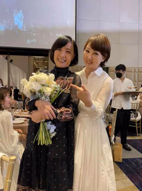 曾志偉前妻參加婚禮!接捧花引歡呼,跟小12歲男友分手後單身多年