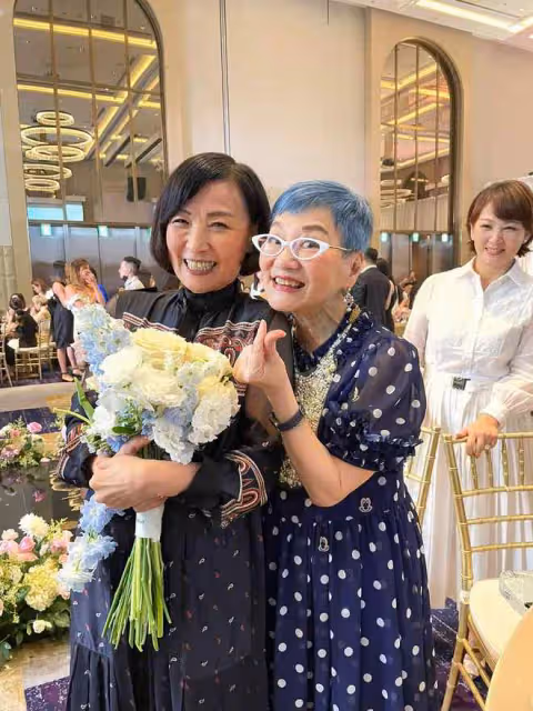曾志偉前妻參加婚禮!接捧花引歡呼,跟小12歲男友分手後單身多年