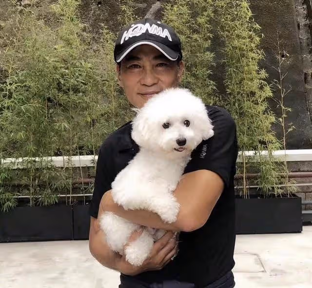 突發!香港知名男星宣布染疫,全面停工在家隔離,已接種三針疫苗