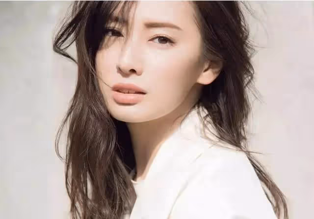 日本男社長直播侮辱20位女星，「深田恭子是大媽、石原里美煩人」，被網友罵到道歉…