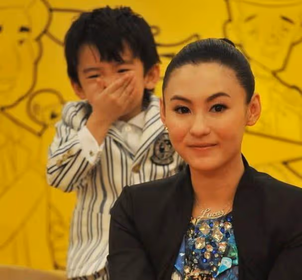 張柏芝三胎出生證曝光,生父欄成亮點,網友:一定得追查到底!