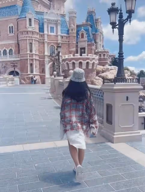 王詩齡與爸爸同游迪士尼,穿白紗裙四肢纖細,模樣大變高顏值搶眼