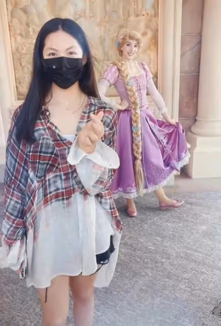 王詩齡與爸爸同游迪士尼,穿白紗裙四肢纖細,模樣大變高顏值搶眼